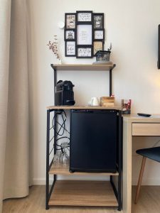 Die Coffee Kitchen mit Minibar-Kühlschrank sowie Nespresso Kaffeemaschine